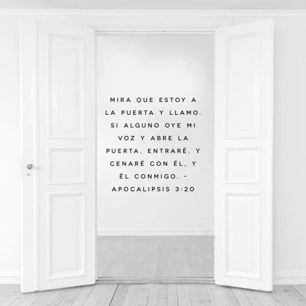 Mira que estoy a la puerta y llamo. Si alguno oye mi voz y abre la puerta, entraré, y cenaré con él, y él conmigo. - Apocalipsis 3:20