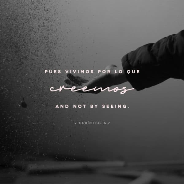 Pues vivimos por lo que creemos y no por lo que vemos. - 2 Coríntios 5:7