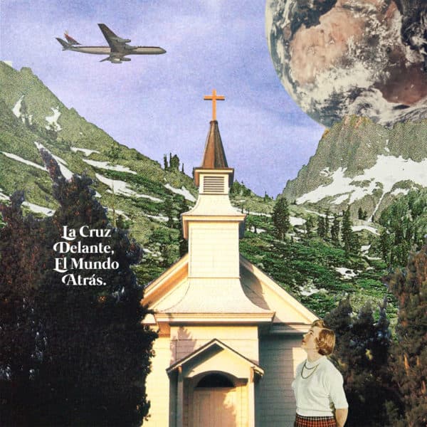 La cruz delante, el mundo atrás.
