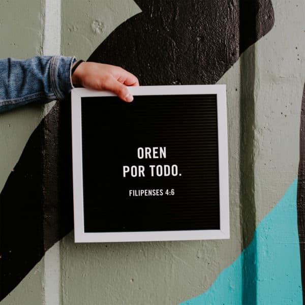 Oren por todo. - Filipenses 4:6