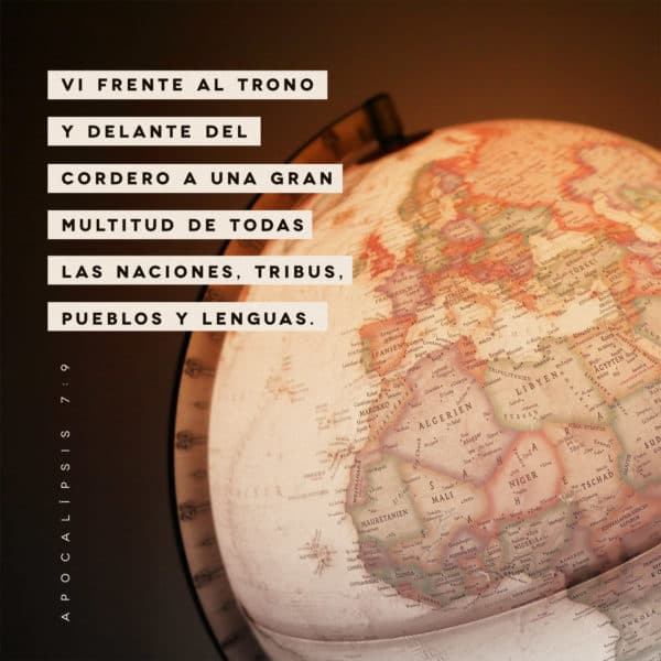 Vi frente al trono y delante del Cordero a una gran multitud de todas las naciones, tribus, pueblos y lenguas. - Apocalípsis 7:9