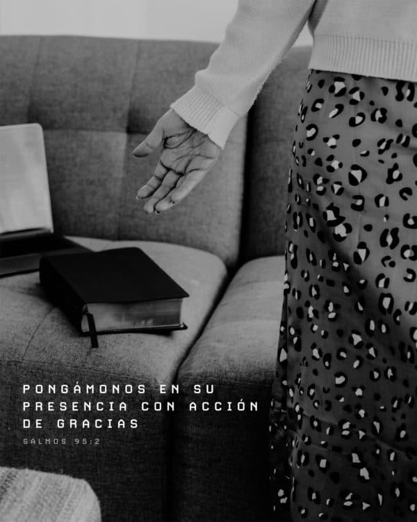 Pongámonos en su presencia con acción de gracias. - Salmos 95:2