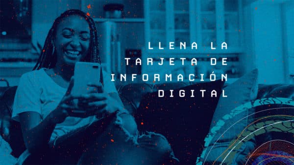 Llena la tarjeta de información digital.