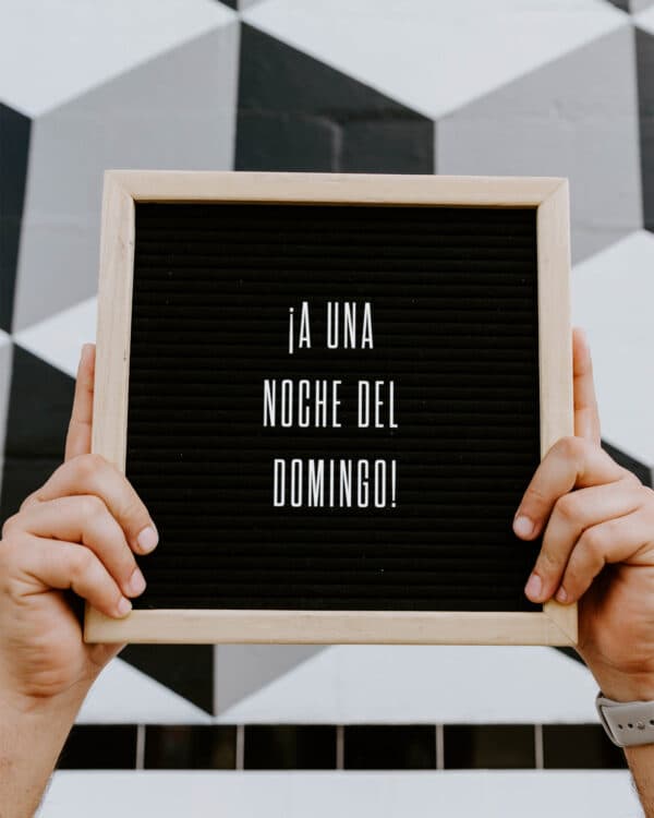 ¡A una noche del domingo!