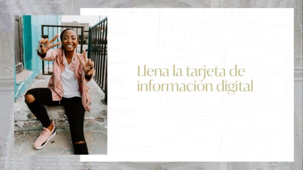 Llena la tarjeta de información digital.