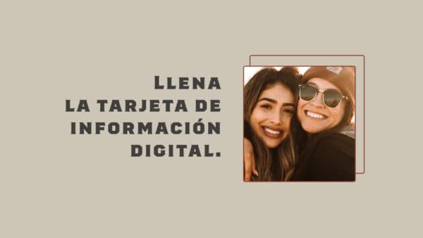 Llena la tarjeta de información digital.