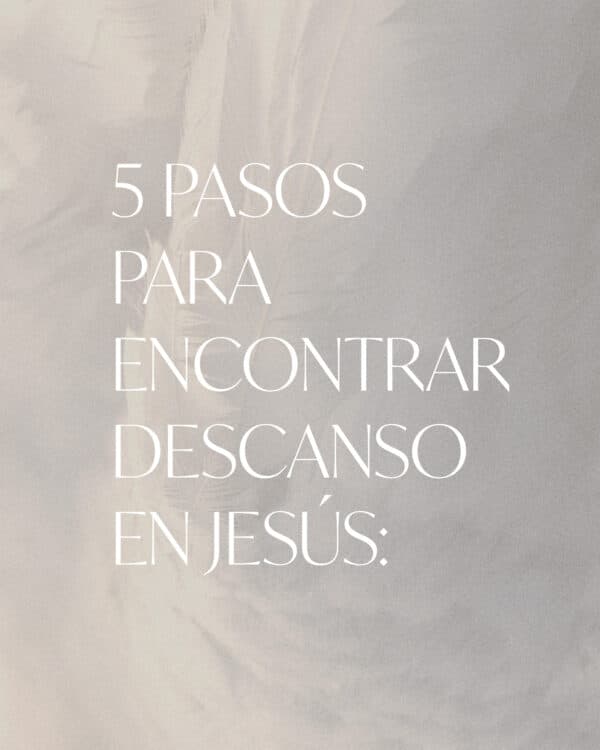 5 pasos para encontrar descanso en Jesús: 1) Rendir emociones tóxicas, pensamientos y situaciones a Dios. 2) Abrazar el amor y la gracia de Dios 3) Meditar en las escrituras. 4) Orar sobre las promesas de Dios para tu vida. 5) Pon toda tu esperanza y confianza en Dios