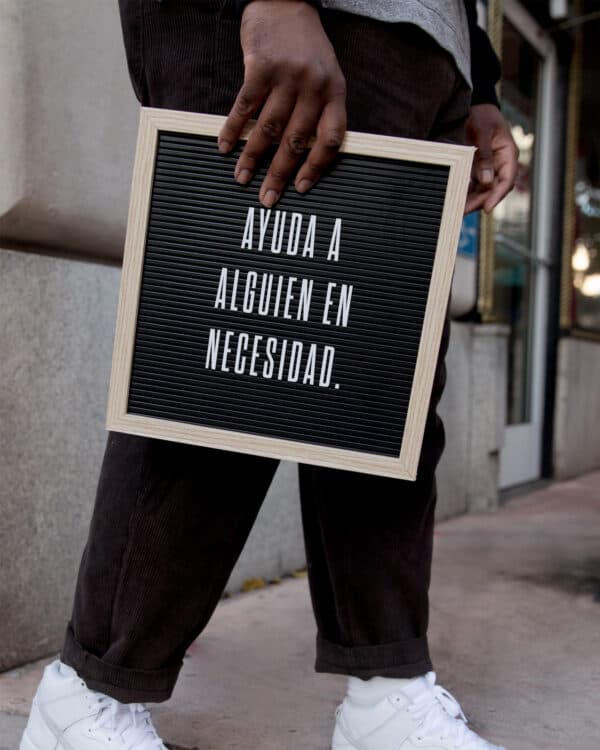 Ayuda a alguien en necesidad.