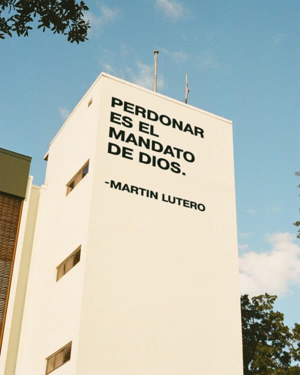 Perdonar es el mandato de Dios. - Martin Lutero
