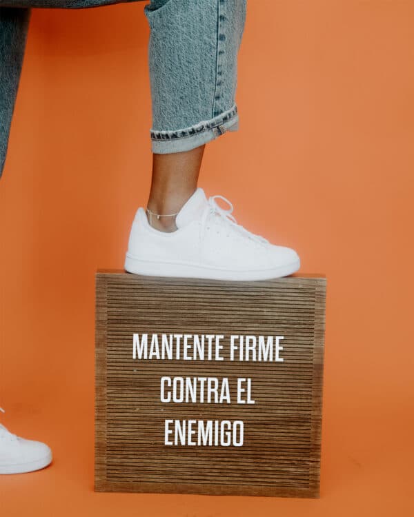 Mantente firme contra el enemigo