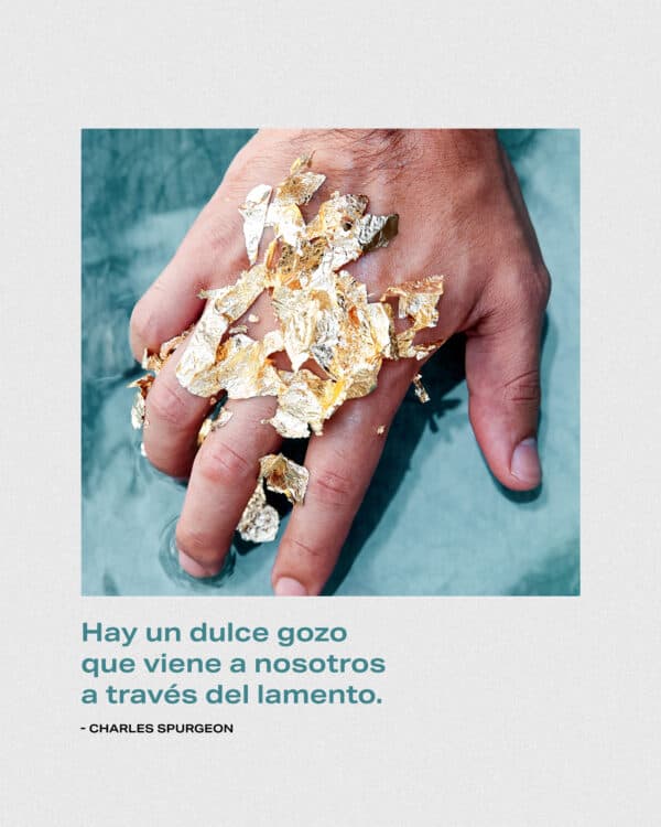 Hay un dulce gozo que viene a nosotros a través del lamento. - Charles Spurgeon