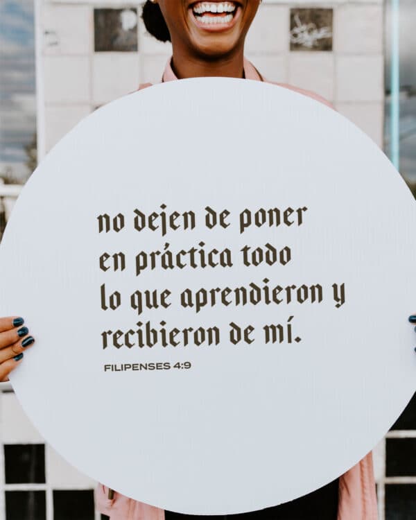 No dejen de poner en práctica todo lo que aprendieron y recibieron de mí. - Filipenses 4:9