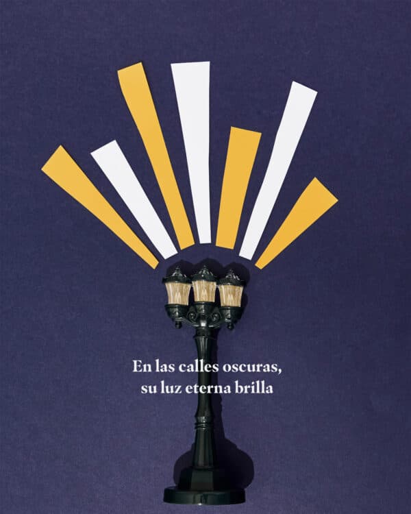En las calles oscuras, su luz eterna brilla