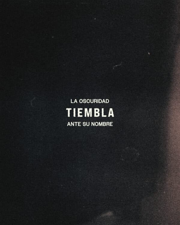 La oscuridad tiembla ante Su nombre.
