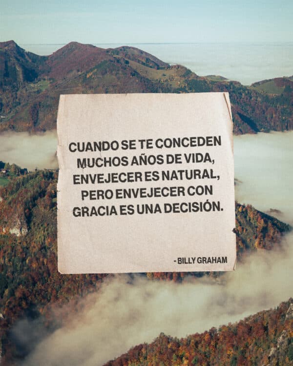 Cuando se te conceden muchos años de vida, envejecer es natural, pero envejecer con gracia es una decisión. - Billy Graham