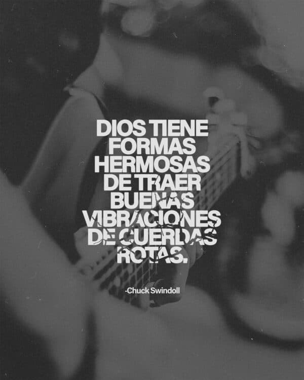 Dios tiene formas hermosas de traer buenas vibraciones de cuerdas rotas. - Chuck Swindoll