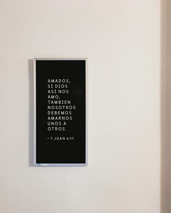""Amados, si Dios así nos amó, también nosotros debemos amarnos unos a otros." - ‭‭1 Juan‬ ‭4‬:‭11‬