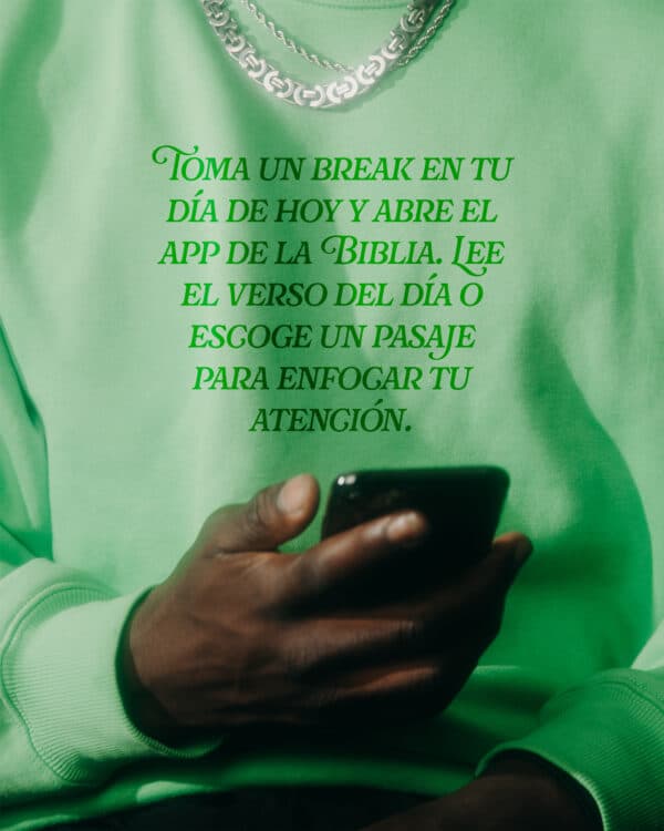Toma un break en tu día de hoy y abre el app de la Biblia. Lee el verso del día o escoge un pasaje para enfocar tu atención.