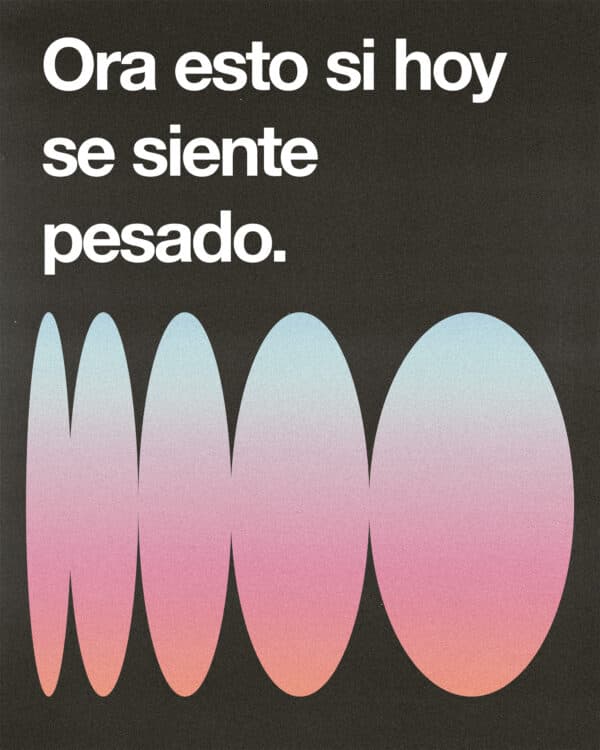 Ora esto si hoy se siente pesado.1. Dios, me siento abrumado y ni siquiera sé por dónde empezar.  2. Mis pensamientos están muy ruidosos. Mi corazón está cansado. Por favor, calma todo el ruido dentro de mí.  3. Suelto lo que no puedo controlar. Entrego lo que no puedo arreglar. Pongo en tus manos lo que ya no puedo cargar.  4. Llena mi mente de tu paz, mi cuerpo de descanso y mi corazón de esperanza.  5. No estoy solo. Tú estás aquí conmigo.