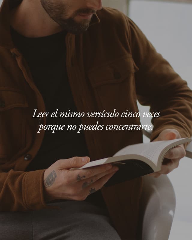 1. Leer el mismo versículo cinco veces porque no puedes concentrarte.  2. Abrir la Biblia accidentalmente en Levítico y cerrarla por el resto de la semana.  3. Comprar una Biblia nueva porque empezar de cero parecía más fácil que terminar la anterior.  4. Abrir en una página al azar, leer un versículo y llamarle tiempo devocional.  5. Cuando tu amigo no cristiano cita la Biblia sin querer, pero tú actúas como si nada.  6. Enviarle un versículo a alguien porque no pudiste aguantarte.  7. La primera vez que leíste la Biblia no porque debías, sino porque de verdad querías.